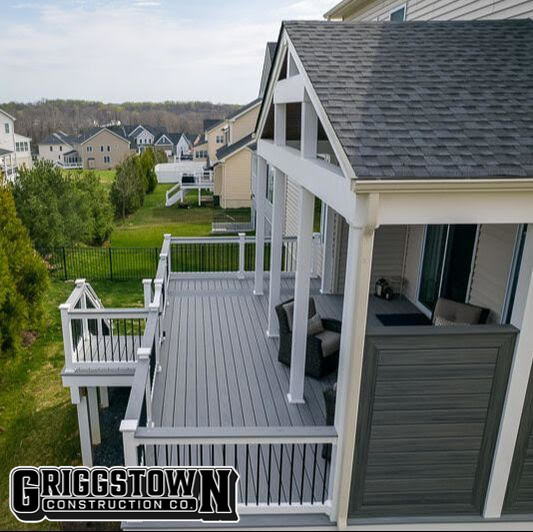 Imagen de terraza planta baja minimalista de tamaño medio en patio trasero y anexo de casas con privacidad y barandilla de varios materiales