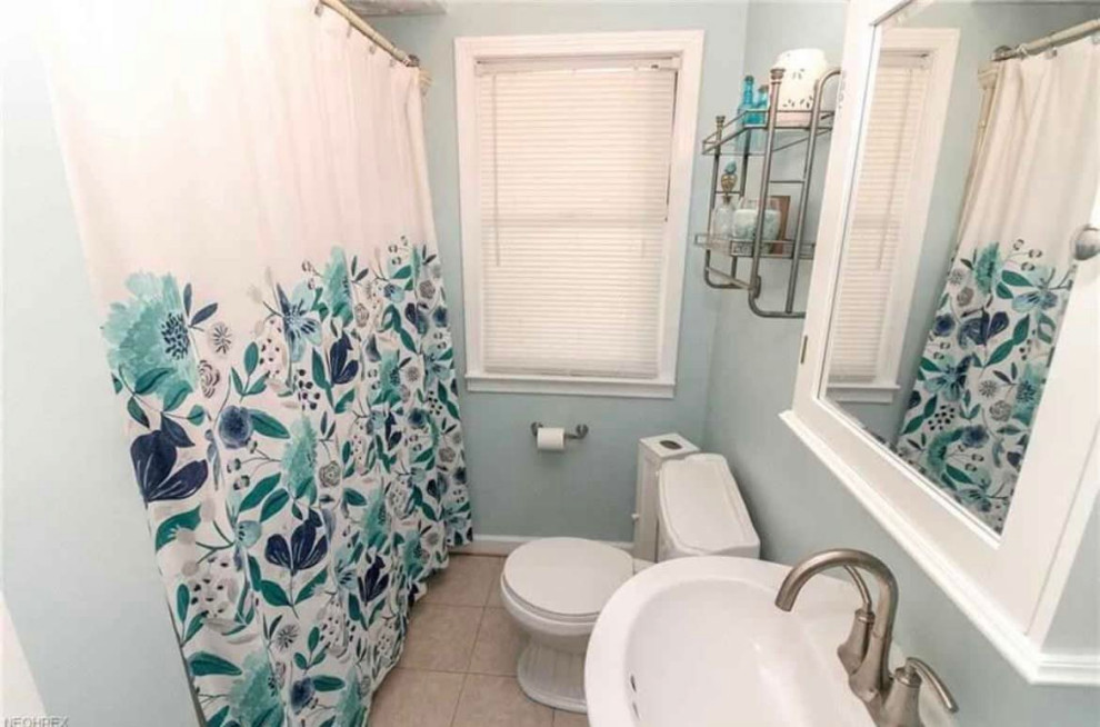 Идея дизайна: маленькая ванная комната в стиле модернизм с белыми фасадами, открытым душем, белой плиткой, керамической плиткой, разноцветными стенами, полом из керамической плитки, столешницей из гранита, белым полом, открытым душем, белой столешницей, тумбой под одну раковину и напольной тумбой для на участке и в саду