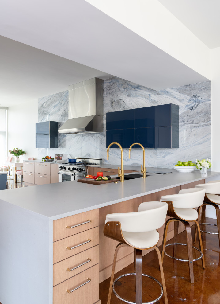 Ispirazione per una cucina design con ante lisce, ante blu, paraspruzzi blu, paraspruzzi in lastra di pietra e top bianco