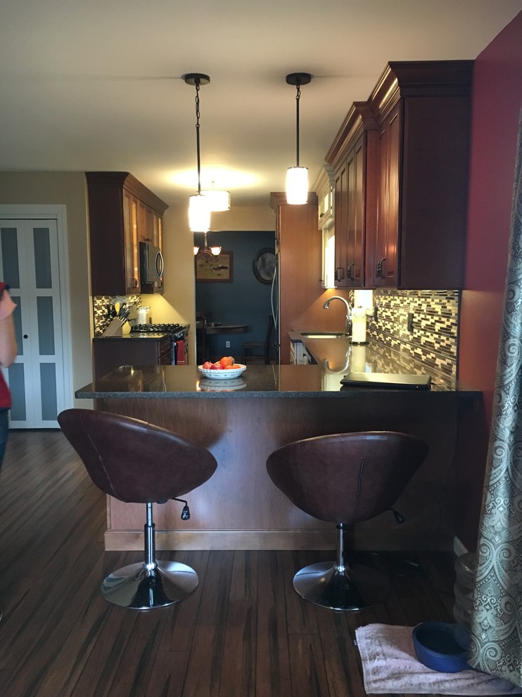 Example of a transitional kitchen design in Chicago