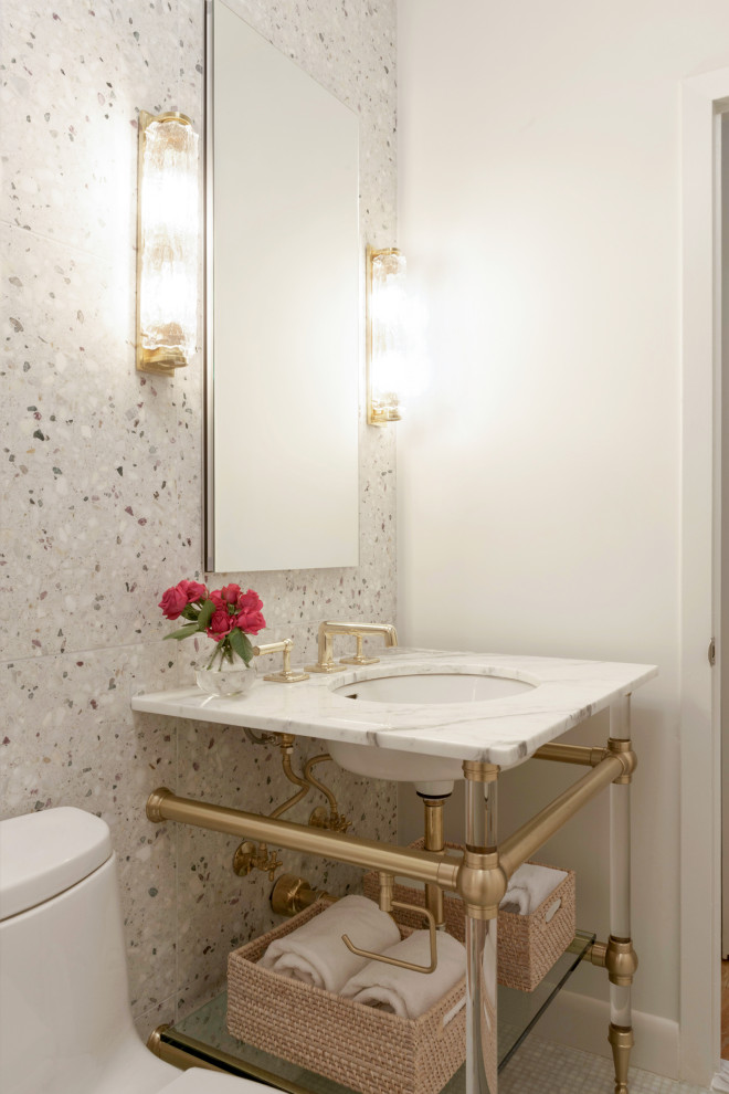 Idéer för små funkis en-suite badrum, med öppna hyllor, vit kakel och marmorbänkskiva