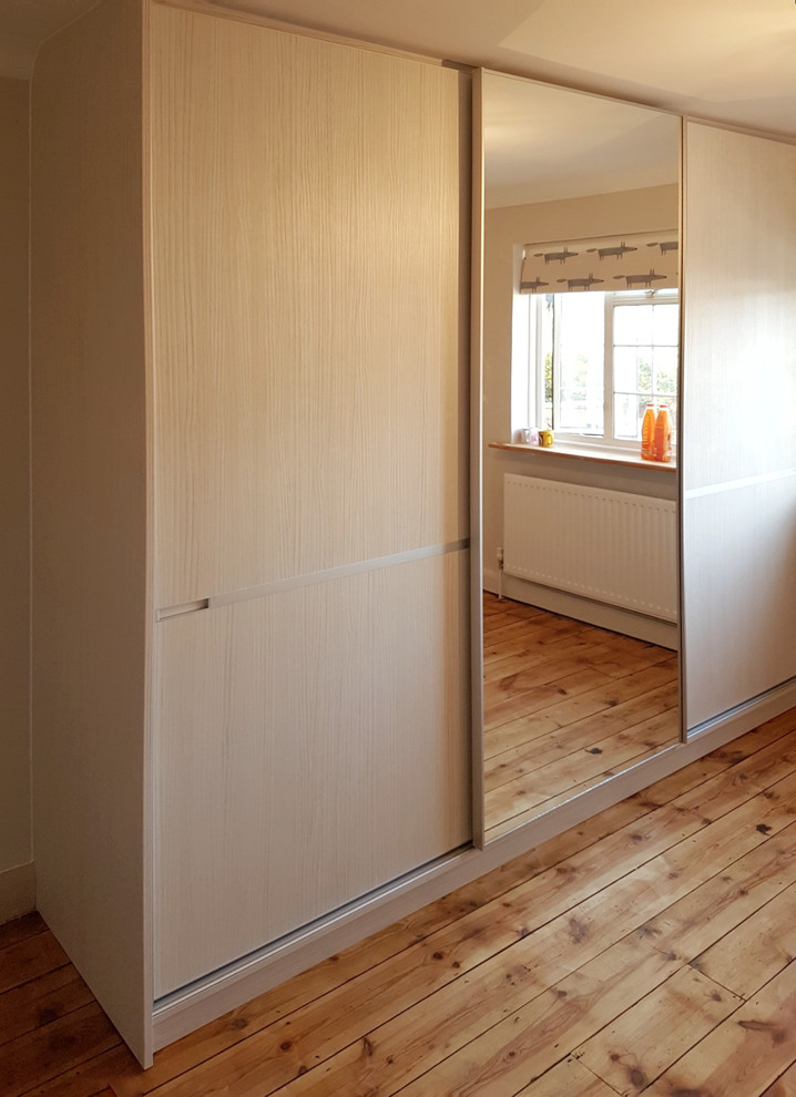 Bedroom Sliding Wardrobe: mirror door is the key of space