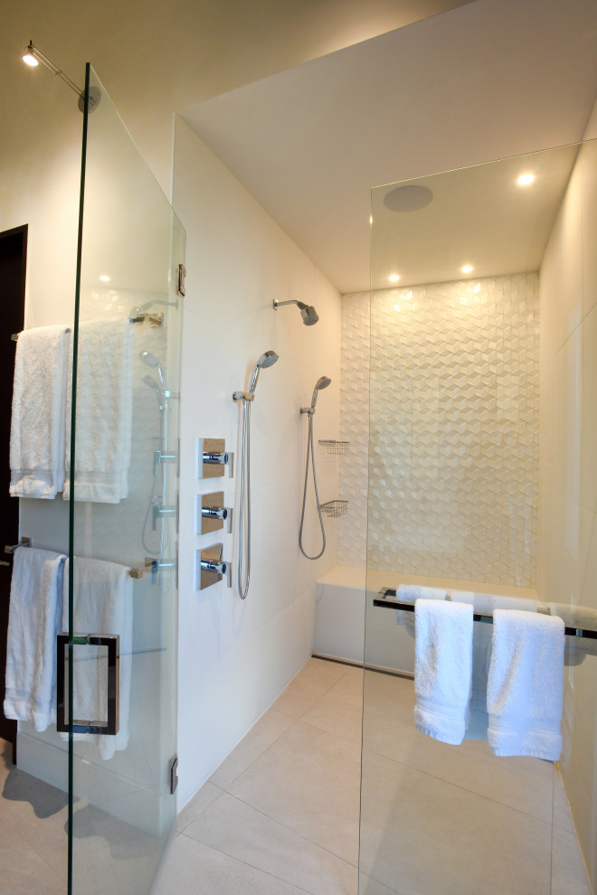 Cette photo montre une grande salle de bain principale tendance avec un espace douche bain, un carrelage blanc, un banc de douche et différents habillages de murs.