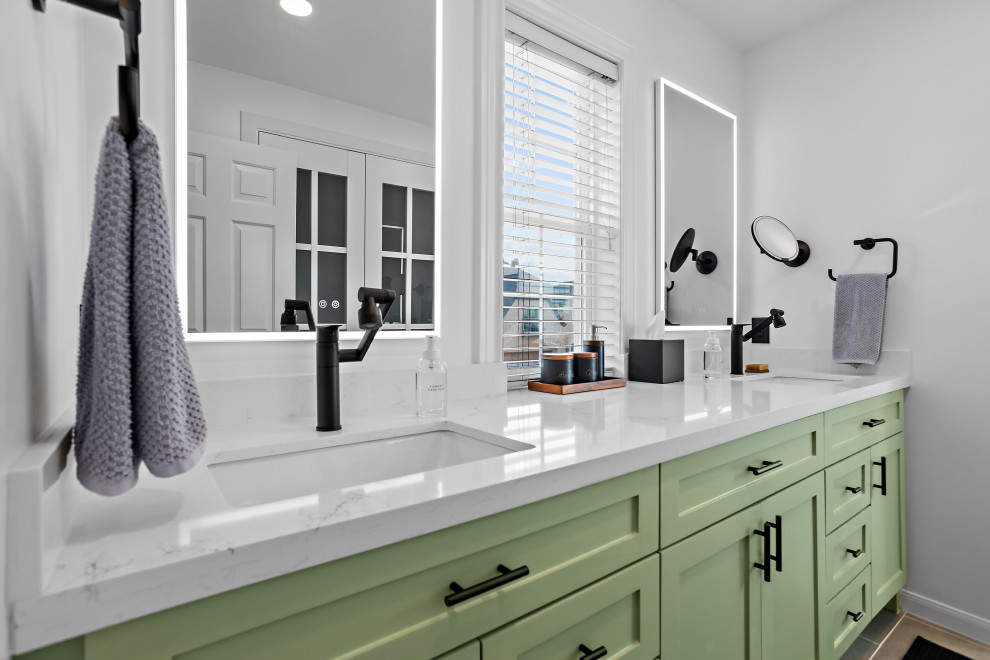 Idéer för att renovera ett mellanstort funkis vit vitt en-suite badrum, med skåp i shakerstil, gröna skåp, ett fristående badkar, en hörndusch, en bidé, vit kakel, porslinskakel, vita väggar, klinkergolv i porslin, ett undermonterad handfat, bänkskiva i kvartsit, grått golv och dusch med gångjärnsdörr