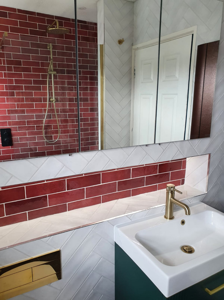 Стильный дизайн: главная ванная комната среднего размера в современном стиле с фасадами островного типа, зелеными фасадами, душевой комнатой, инсталляцией, белой плиткой, керамогранитной плиткой, красными стенами, полом из керамогранита, накладной раковиной, черным полом, открытым душем, сиденьем для душа, тумбой под одну раковину и подвесной тумбой - последний тренд