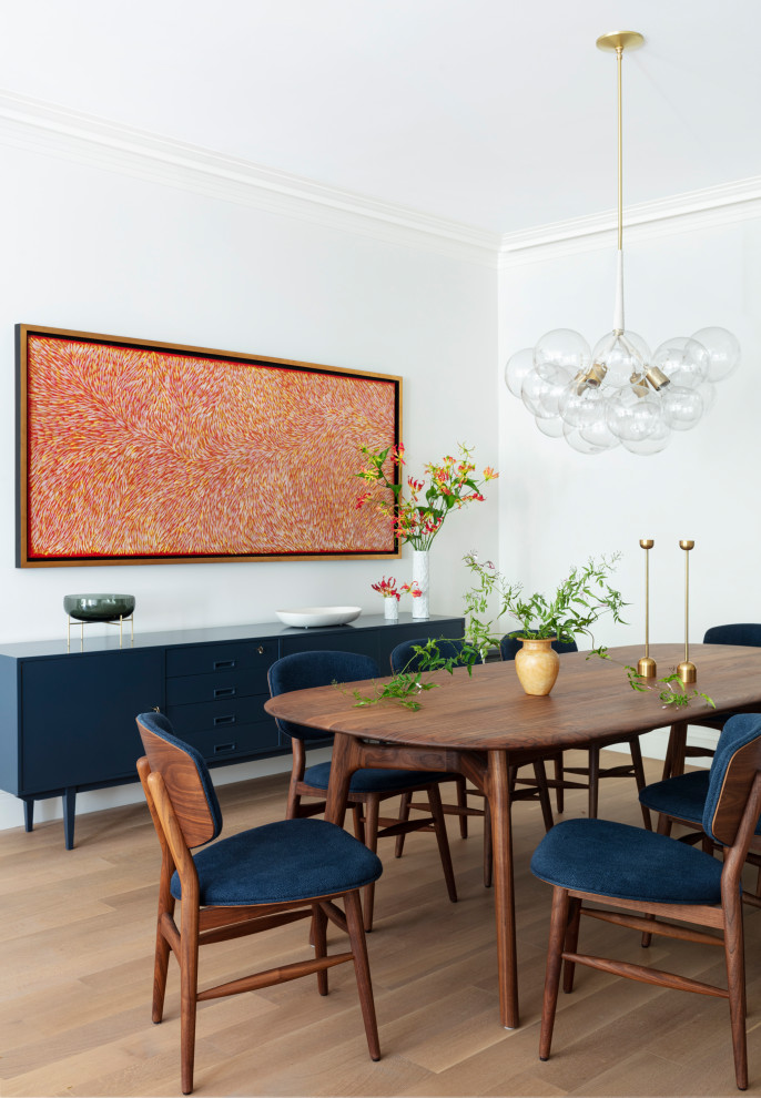 Стильный дизайн: большая гостиная-столовая в стиле неоклассика (современная классика) с белыми стенами и светлым паркетным полом - последний тренд