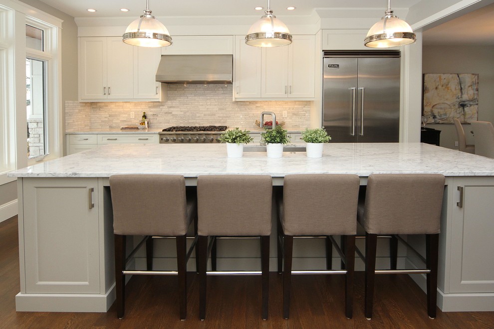 Kitchen - transitional kitchen idea in Calgary