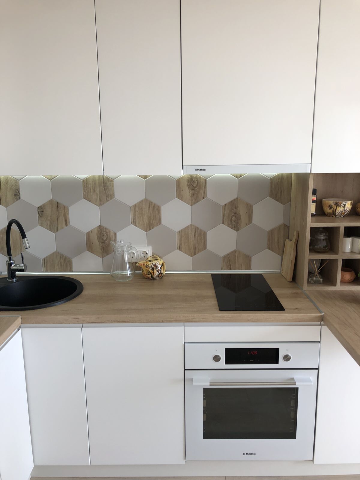 Белая современная кухня с фартуком "соты"