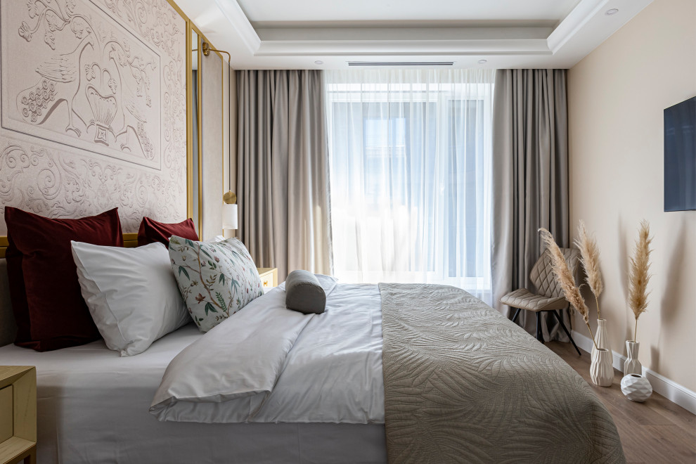 Mittelgroßes Modernes Hauptschlafzimmer mit weißer Wandfarbe, Laminat, braunem Boden, eingelassener Decke und Wandpaneelen in Sankt Petersburg