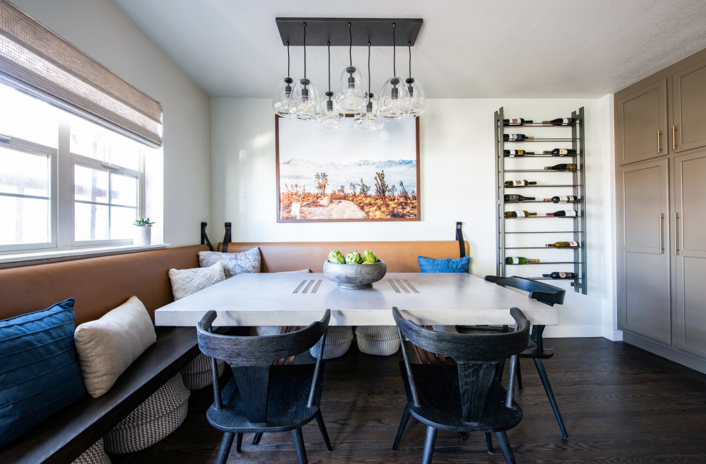 Inspiration pour une salle à manger design de taille moyenne avec une banquette d'angle, un mur blanc, parquet foncé et un sol marron.