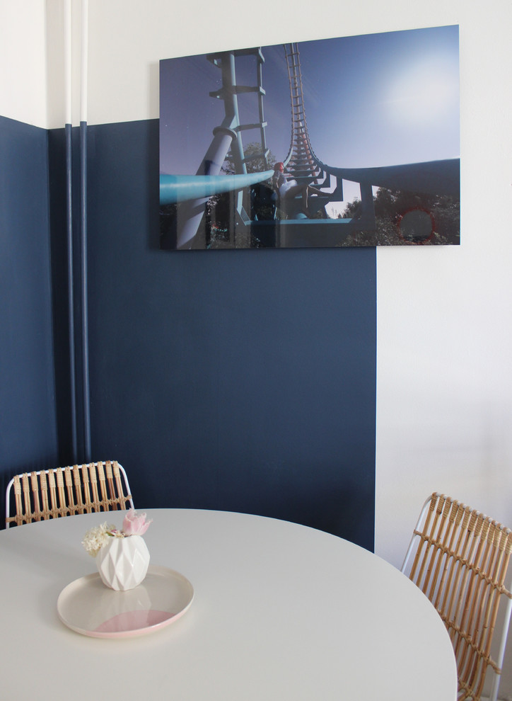 Small modern family room in Marseille with blue walls.