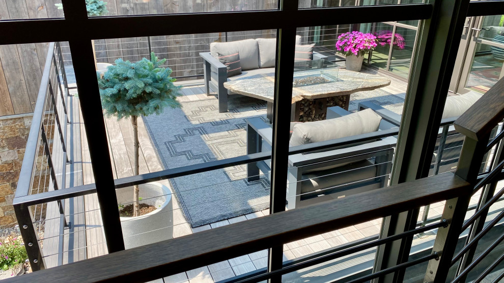 Foto de terraza rústica en patio trasero con pérgola y barandilla de metal