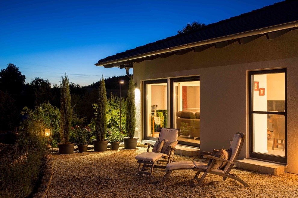 Unbedeckte Moderne Terrasse mit Feuerstelle in Sonstige