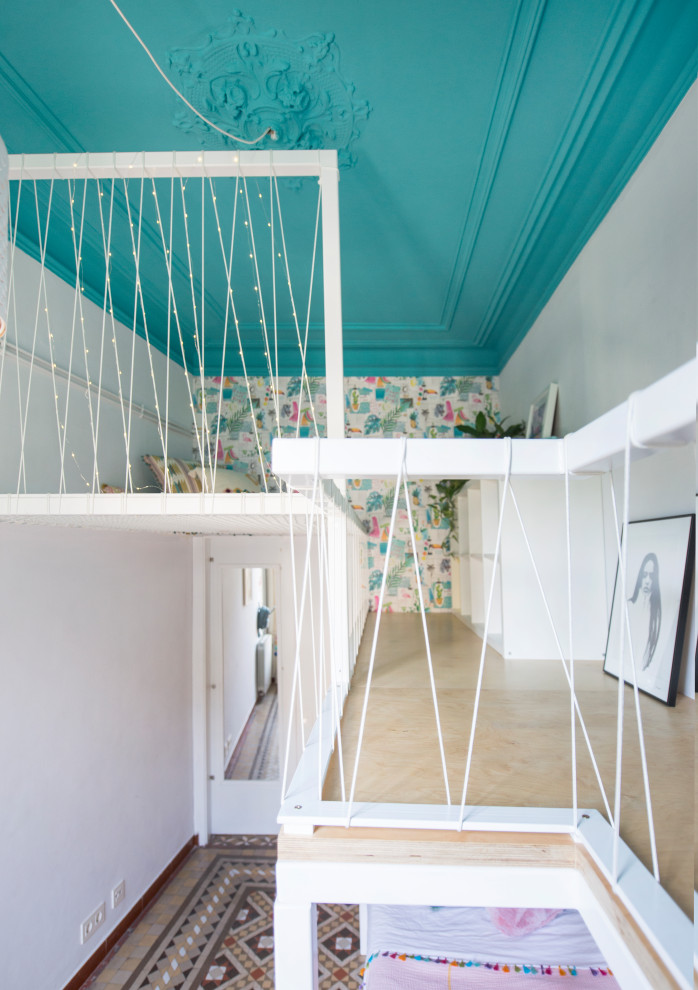 Inspiration för små eklektiska könsneutrala tonårsrum kombinerat med sovrum, med flerfärgade väggar, klinkergolv i keramik och flerfärgat golv
