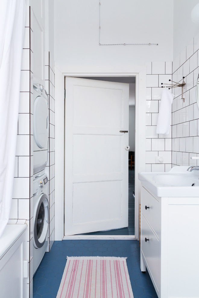 Пример оригинального дизайна: ванная комната в стиле ретро с белыми фасадами, полновстраиваемой ванной, белыми стенами, полом из керамической плитки и синим полом