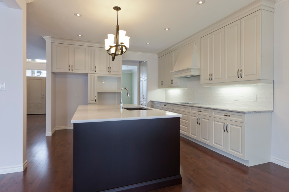 Kitchen - transitional kitchen idea in Toronto