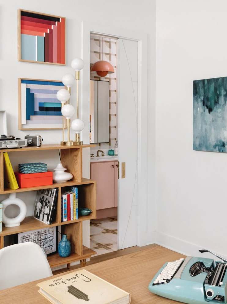 Idee per un atelier minimalista di medie dimensioni con pareti bianche, pavimento in legno massello medio, nessun camino e scrivania autoportante