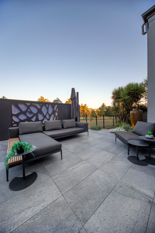 Contemporary patio in Canberra - Queanbeyan.