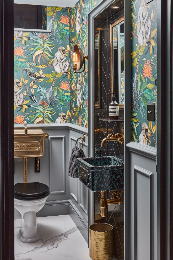Immagine di un piccolo bagno di servizio stile americano con pareti verdi, pavimento in gres porcellanato, lavabo sospeso, pavimento bianco, carta da parati e piastrelle nere