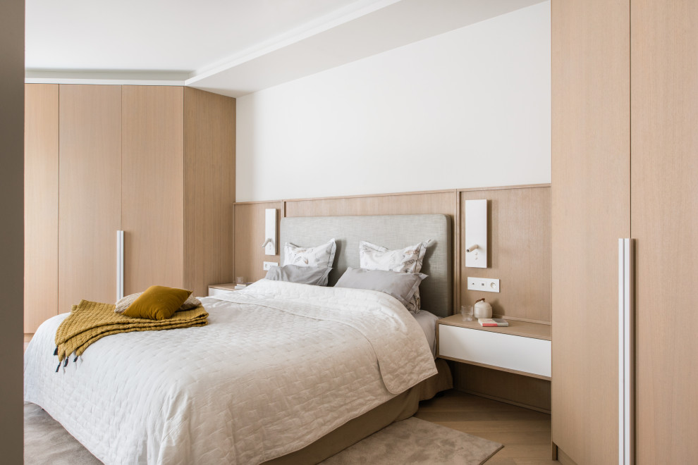 Exemple d'une chambre grise et blanche tendance en bois avec un mur blanc, parquet clair, un sol beige et un plafond décaissé.