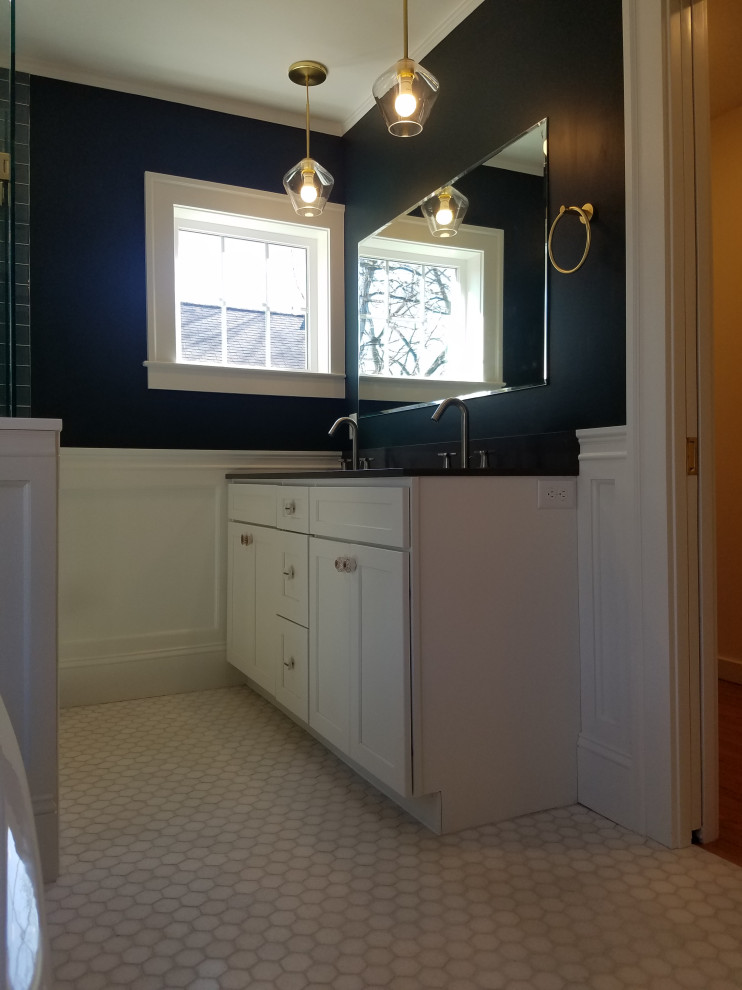 Idéer för ett mellanstort modernt svart en-suite badrum, med skåp i shakerstil, vita skåp, gröna väggar och granitbänkskiva