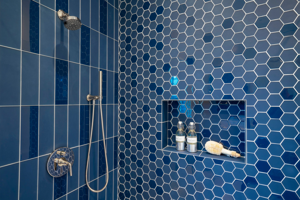 Источник вдохновения для домашнего уюта: детская ванная комната в стиле неоклассика (современная классика) с фасадами в стиле шейкер, темными деревянными фасадами, угловым душем, синей плиткой, керамогранитной плиткой, серыми стенами, мраморным полом, врезной раковиной, столешницей из искусственного кварца, белым полом, душем с распашными дверями, белой столешницей, тумбой под две раковины и встроенной тумбой