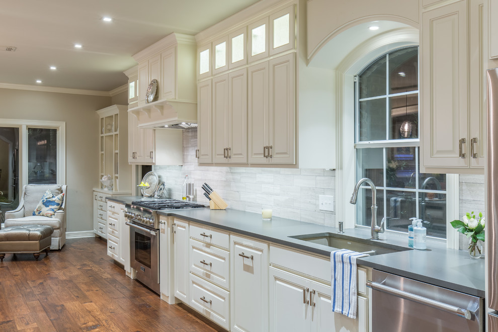 Kitchen - transitional kitchen idea in Austin