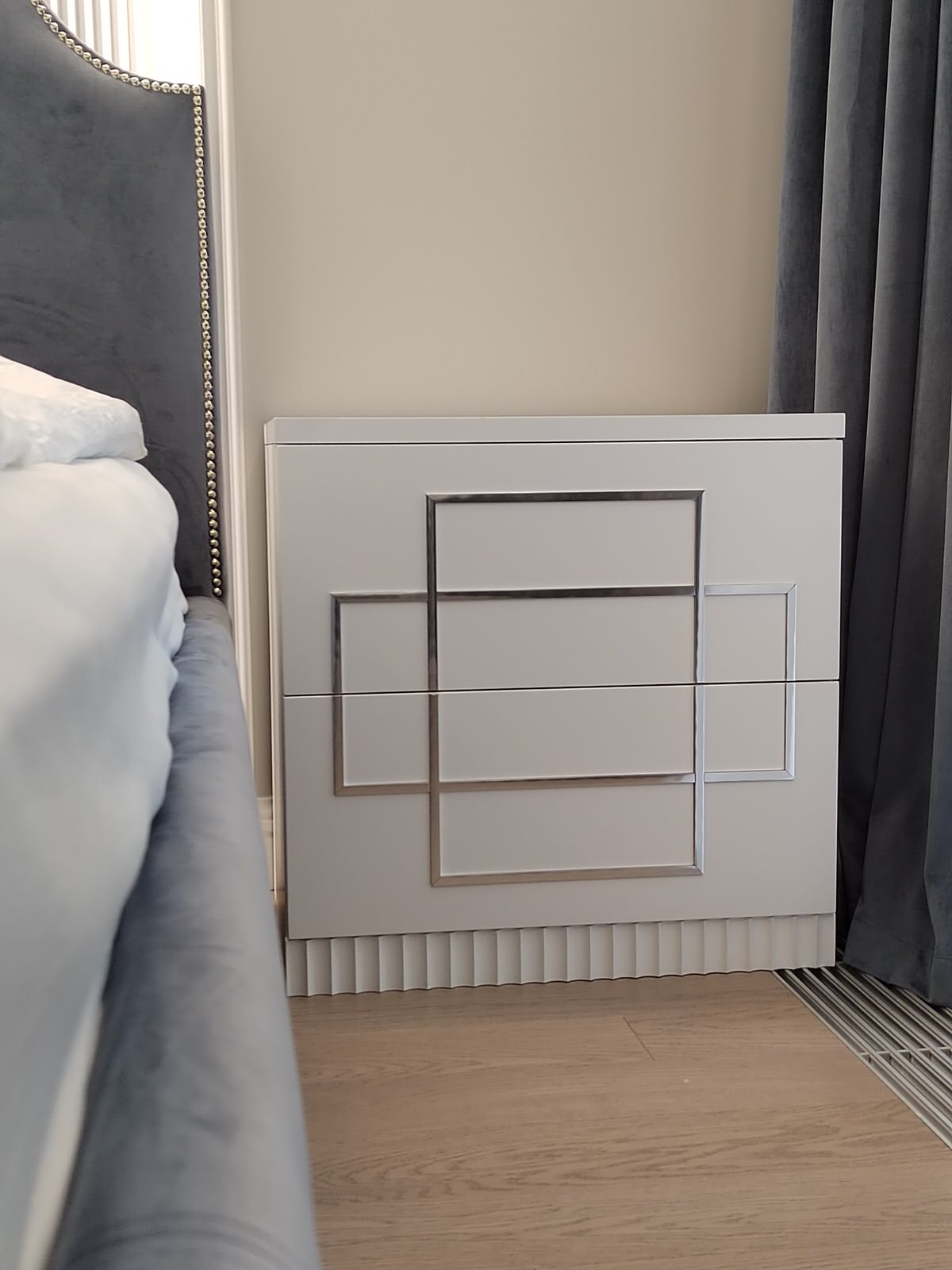 Тумба прикроватная.