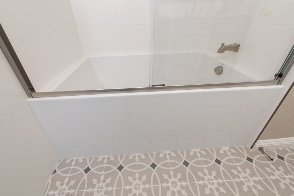 Example of a transitional home design design in Orange County