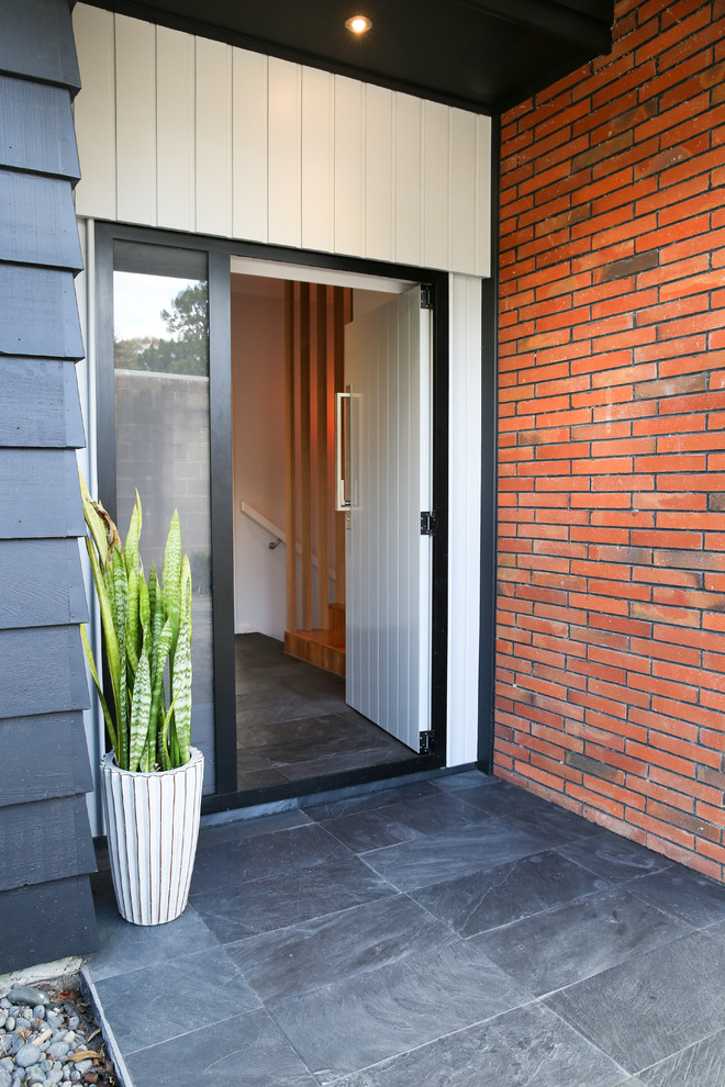 Photo of a contemporary entryway in Auckland.