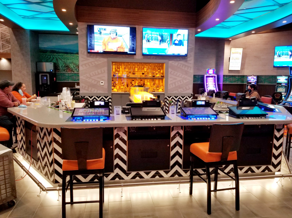 Esempio di un grande bancone bar stile americano con top in quarzite, paraspruzzi multicolore, pavimento in vinile, pavimento grigio e top grigio