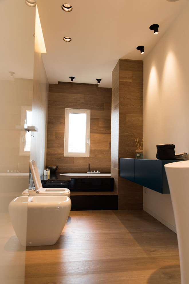 This is an example of a contemporary bathroom in Naples.