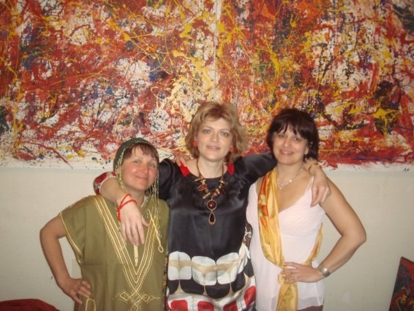 На фоне картин Лики Волчек