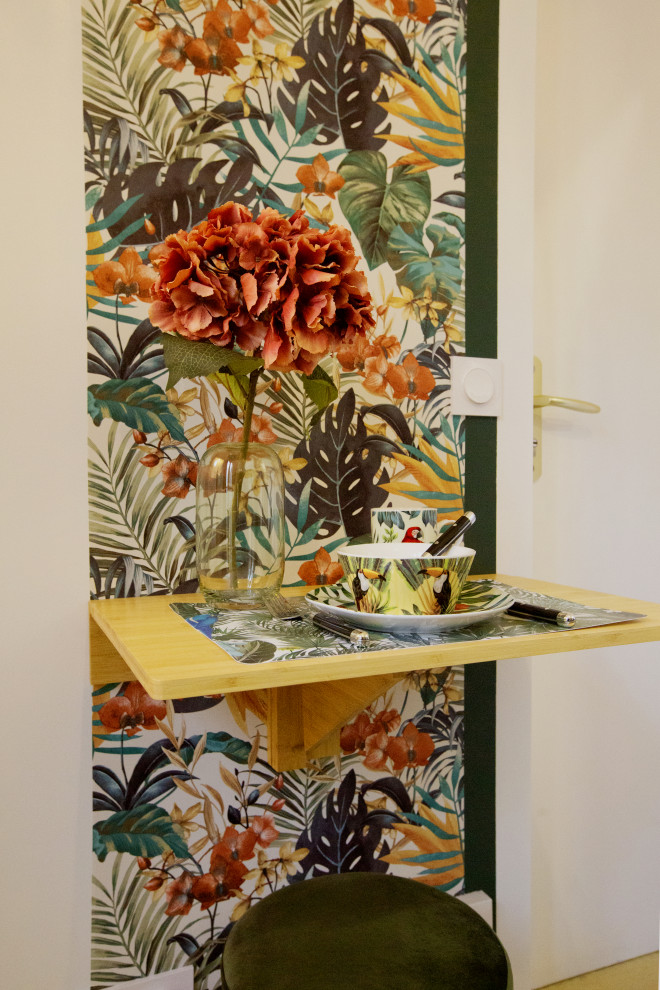 Inspiration pour un petit salon urbain en bois fermé avec un mur blanc, parquet clair, aucune cheminée, aucun téléviseur et un sol beige.