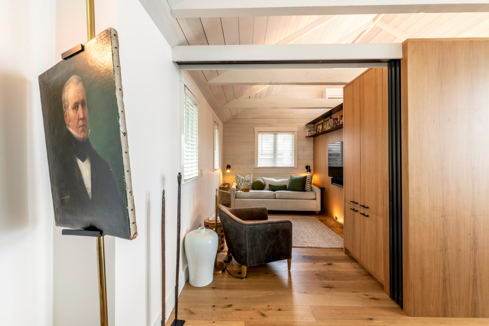 Источник вдохновения для домашнего уюта: маленький кабинет в современном стиле с балками на потолке и стенами из вагонки для на участке и в саду
