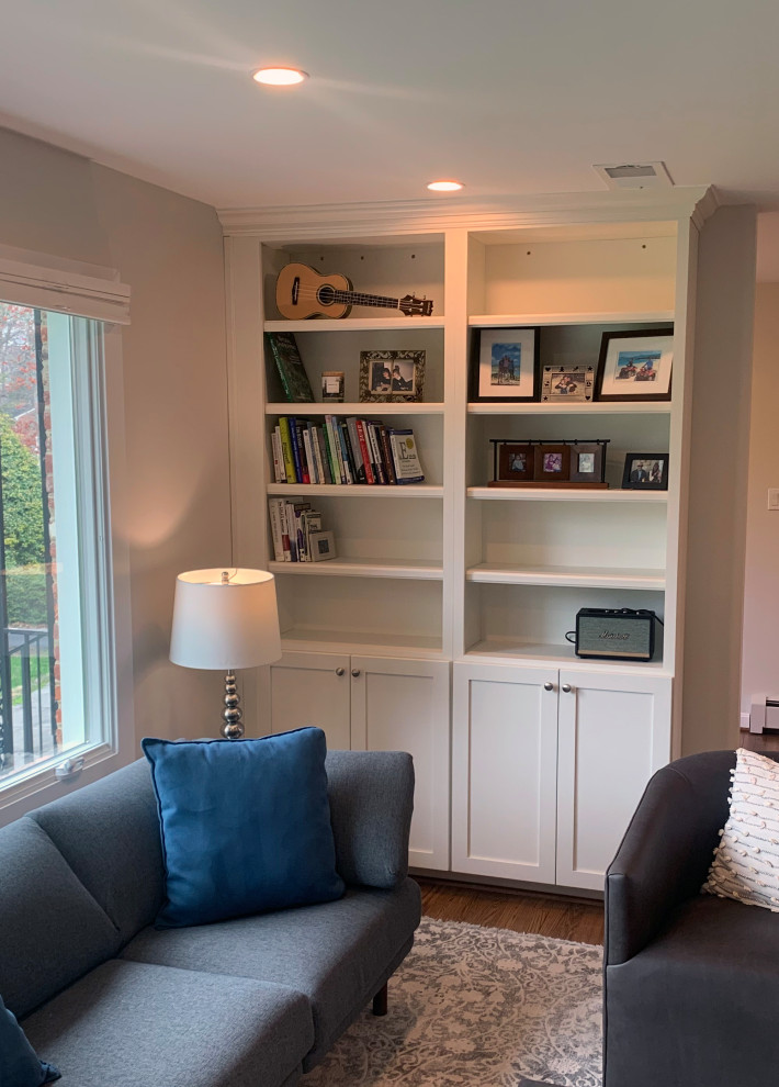 Foto de sala de estar abierta clásica renovada con suelo de madera en tonos medios y suelo marrón
