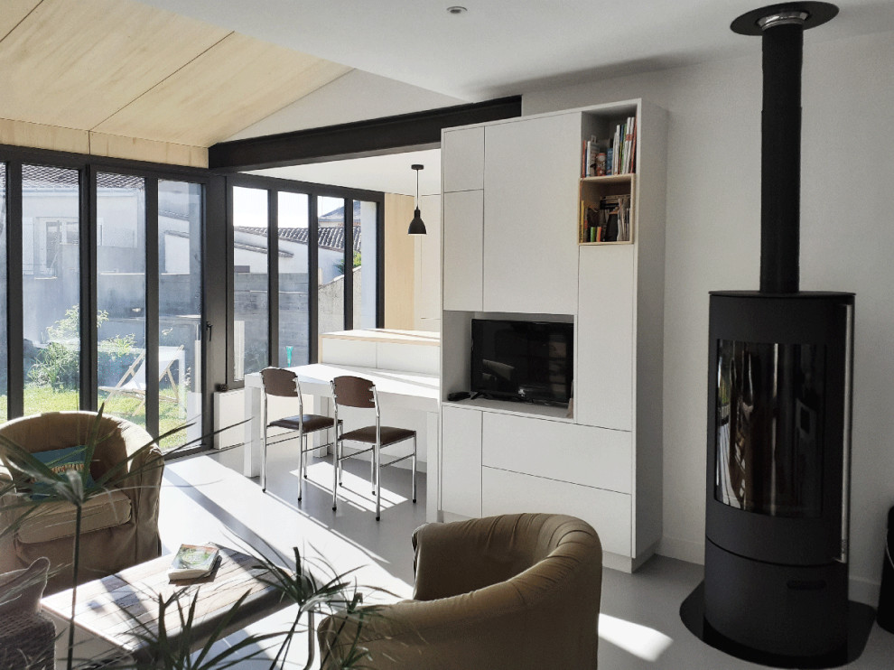 Идея дизайна: маленькая гостиная комната в современном стиле с бетонным полом для на участке и в саду