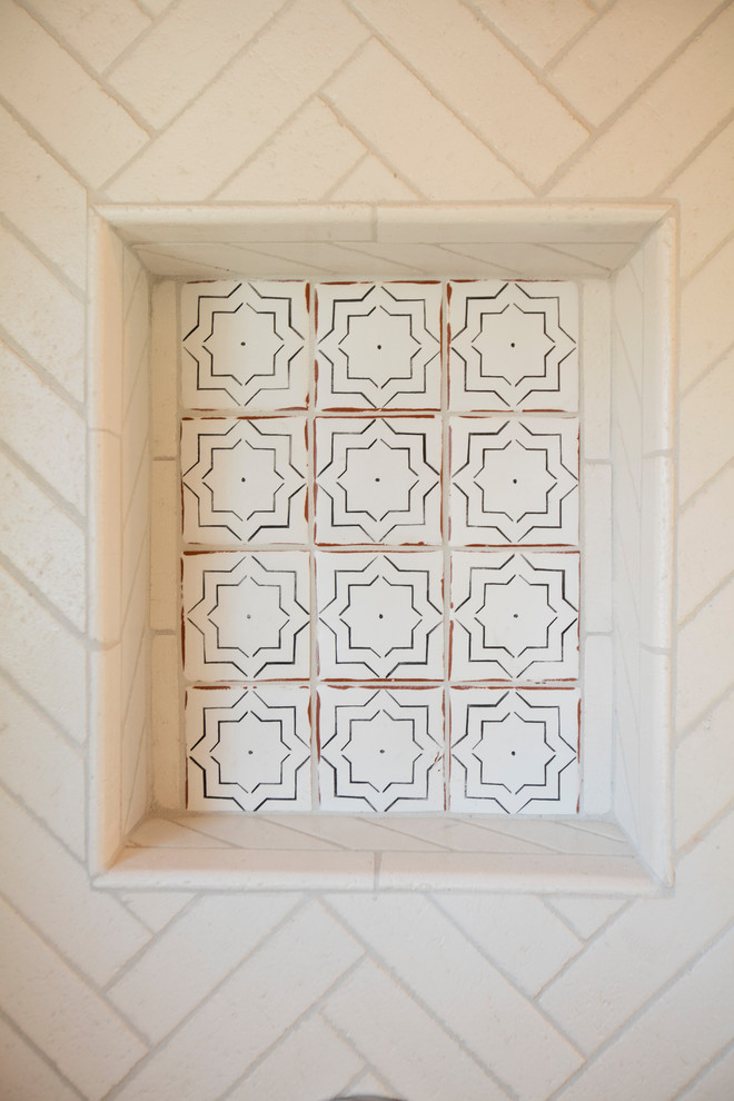 Transitional home design photo in Albuquerque
