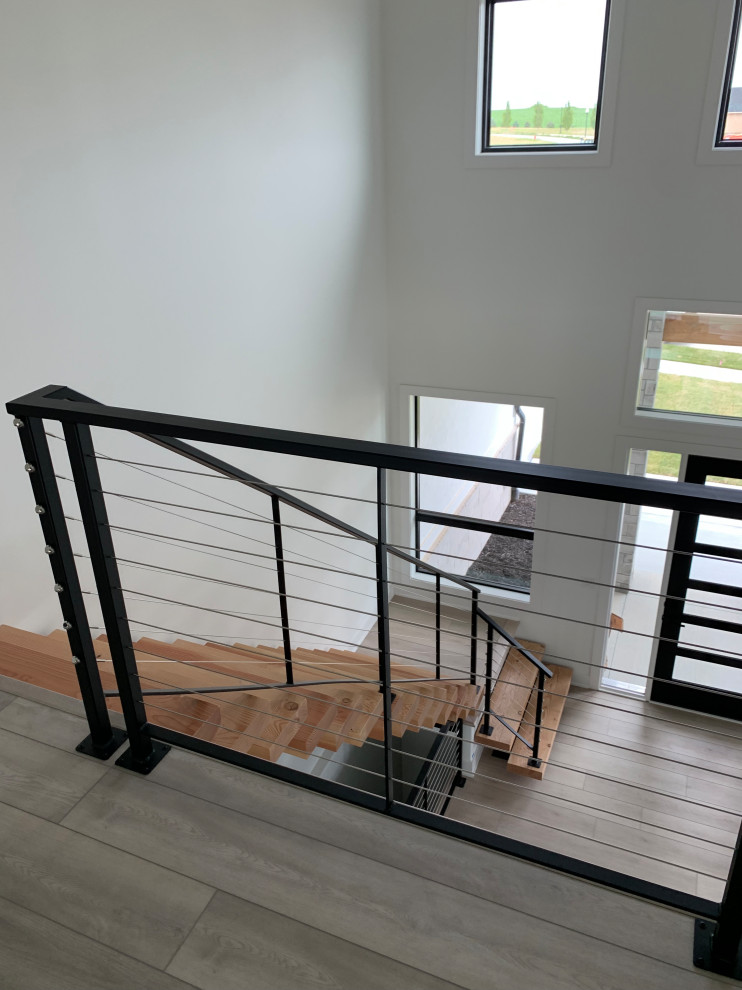 Foto de escalera minimalista con barandilla de cable