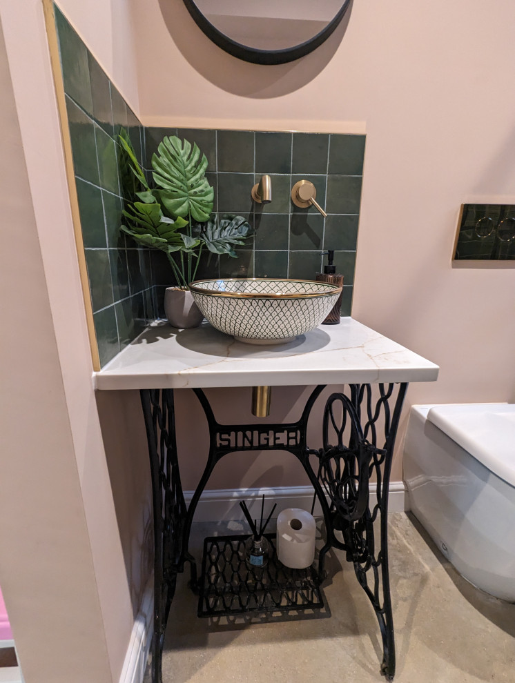 サセックスにある高級な小さなエクレクティックスタイルのおしゃれなトイレ・洗面所 (緑のタイル、セラミックタイル、コンクリートの床、珪岩の洗面台、白い洗面カウンター) の写真