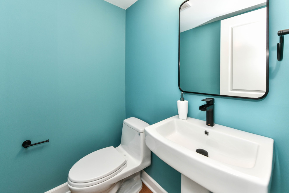 ワシントンD.C.にあるコンテンポラリースタイルのおしゃれなトイレ・洗面所の写真