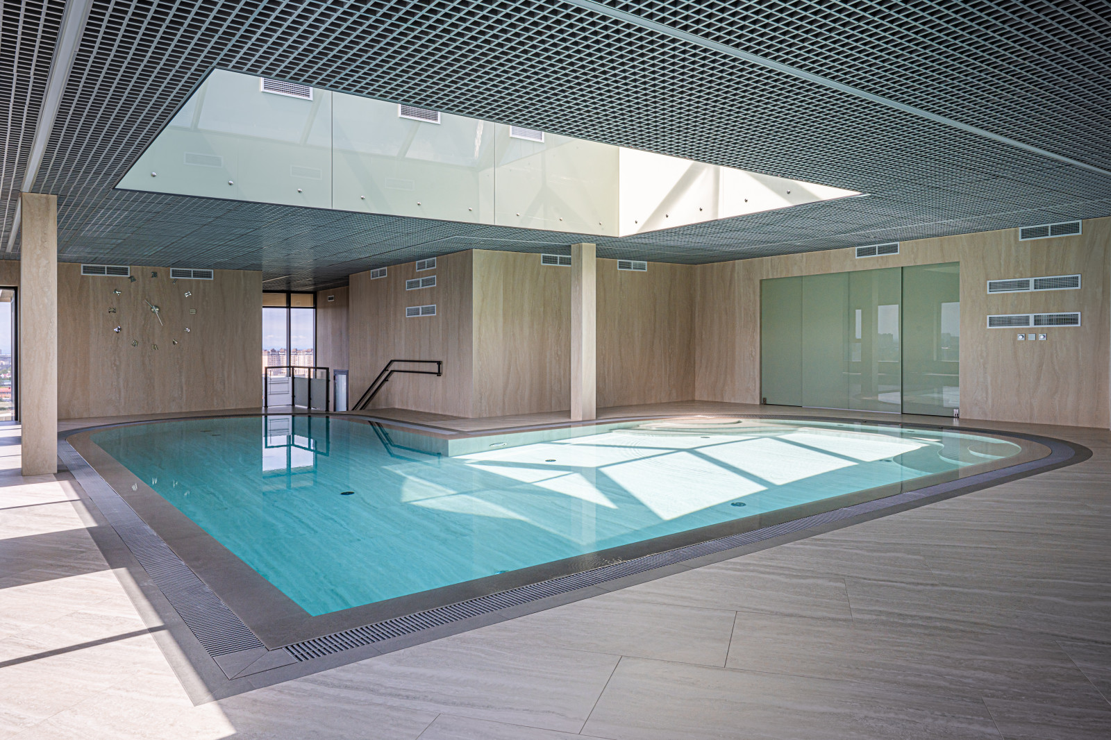 Плавательный бассейн на 17 этаже жилого здания