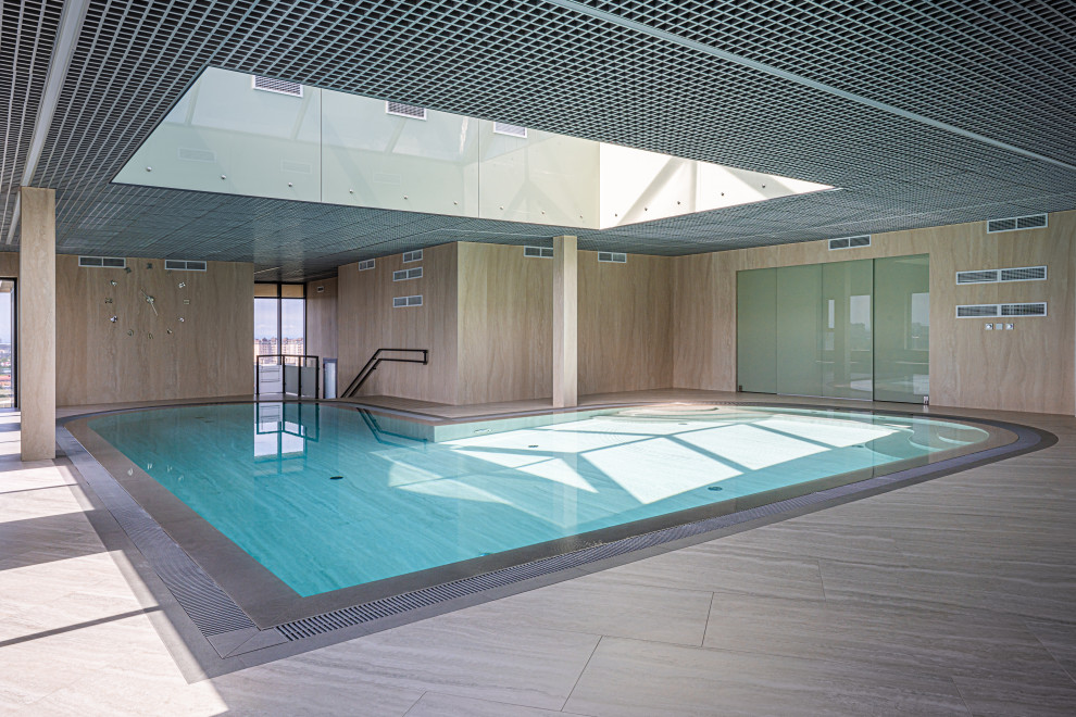 Плавательный бассейн на 17 этаже жилого здания