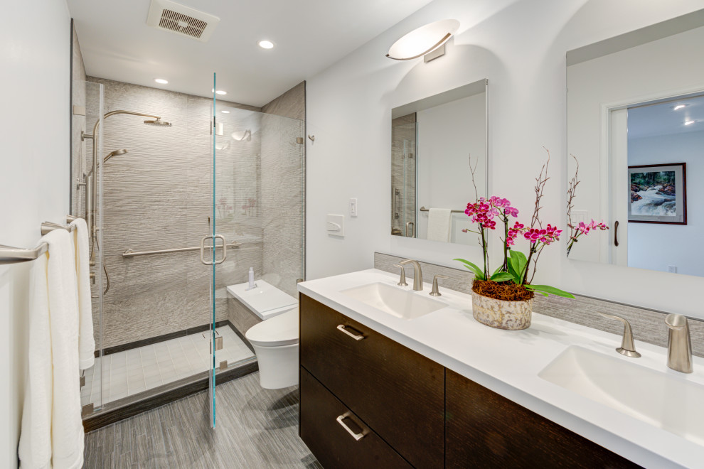 Example of a minimalist bathroom design in San Francisco