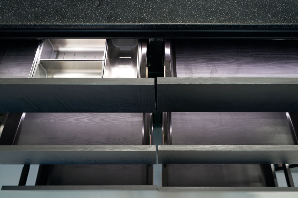 Кухня с зеркальными фасадами