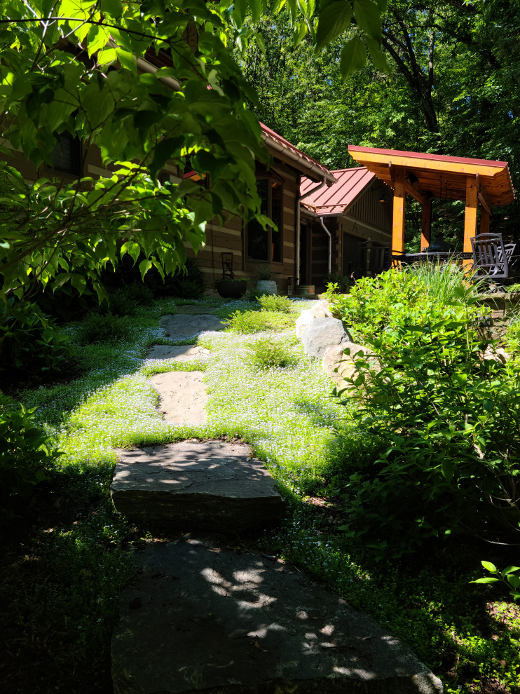 Esempio di un giardino stile americano esposto a mezz'ombra di medie dimensioni e dietro casa in estate con un ingresso o sentiero e pavimentazioni in pietra naturale