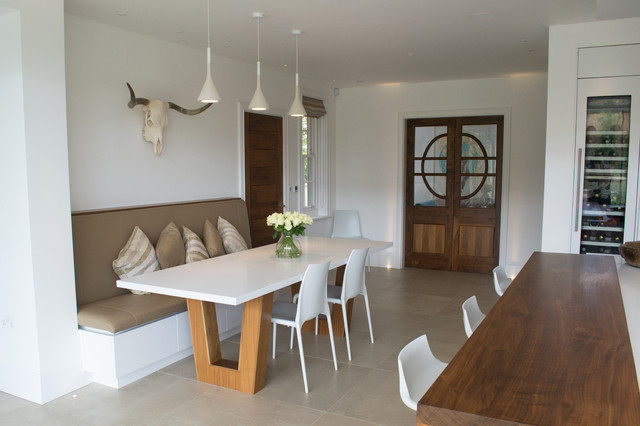 White Kitchen with Walnut moderne-spisestue