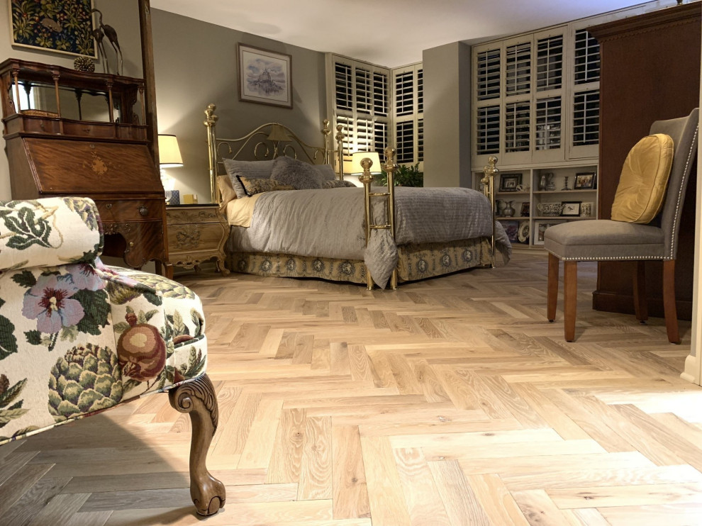 Schlafzimmer mit hellem Holzboden in Sonstige