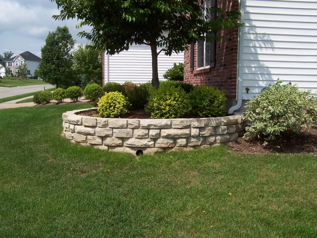 Manchester, Missouri stone masonry planter wall