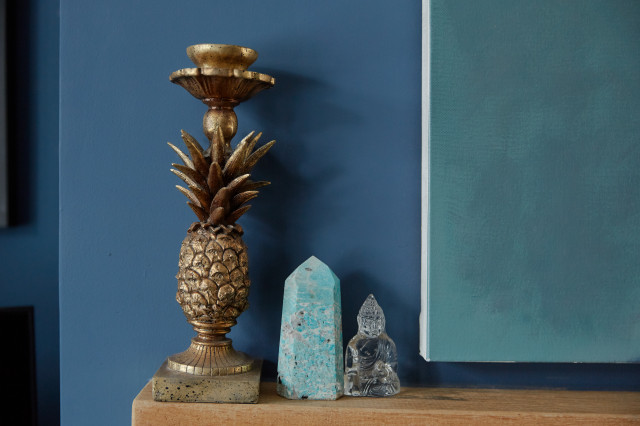 Blue colour drenched maximalist lounge eklektisk-dagligstue